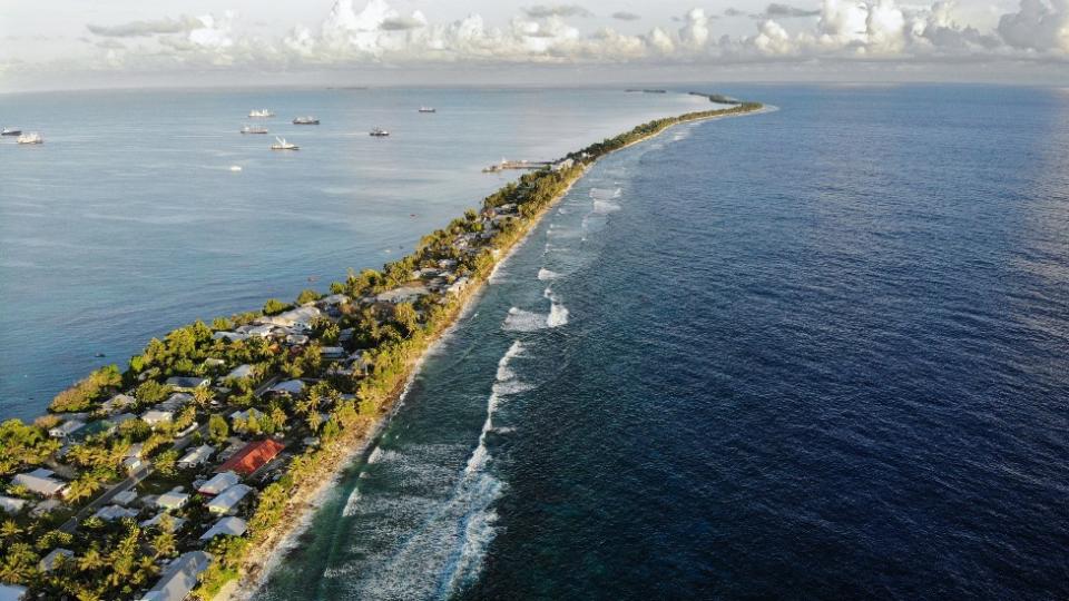 Franja de territorio de Tuvalu con el océano a un lado y una laguna al otro