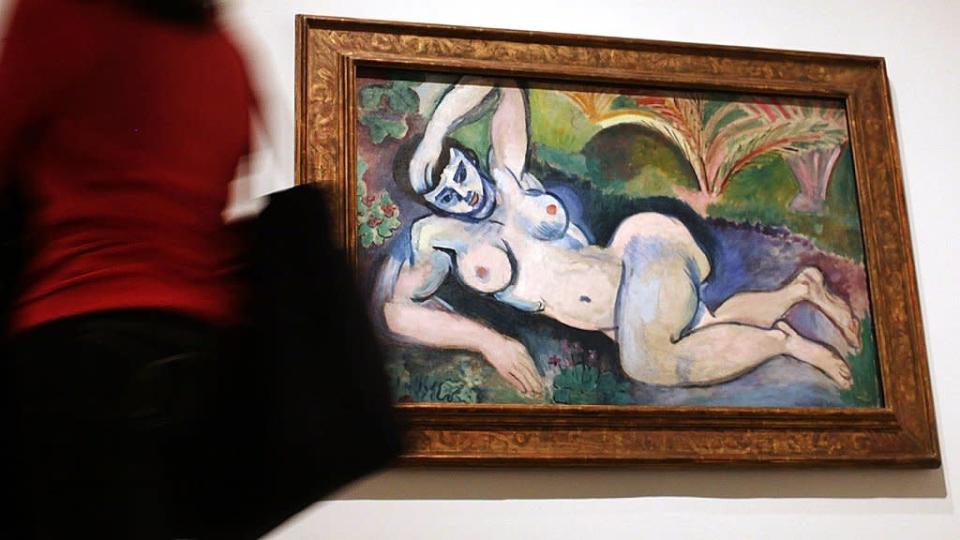 Visitante observa o &#39;Nu Azul&#39; (1907), de Matisse, na exposi&#xe7;&#xe3;o &#39;Steins Collect: Matisse, Picasso, and the Parisian Avant-Garde&#39; do Met, em Nova York, 2012