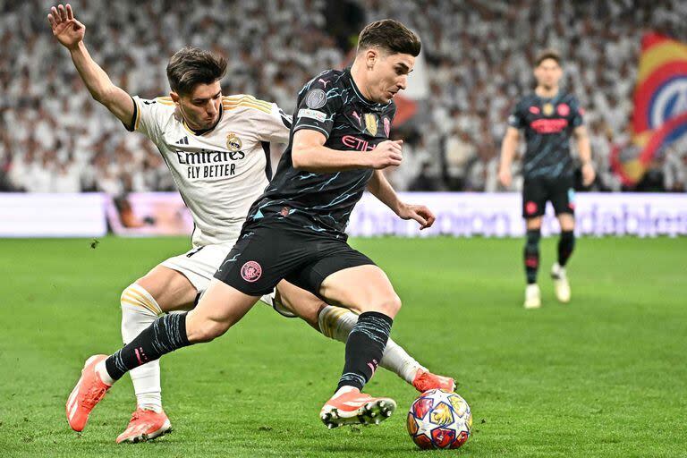 Julián Álvarez le pidió la camiseta a una estrella del Real Madrid y la reacción sorprendió a todos.(Photo by JAVIER SORIANO / AFP)