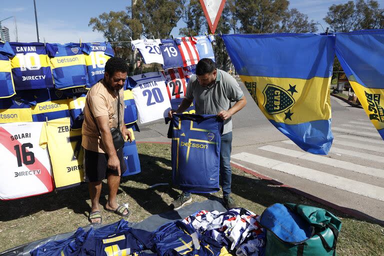 Hay ofertas de camisetas en los alrededores del estadio Kempes