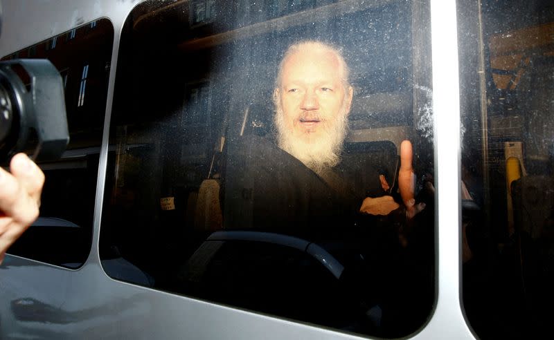 FOTO DE ARCHIVO. El fundador de WikiLeaks, Julian Assange, en un furgón policial, después de haber sido detenido por la policía británica, en Londres