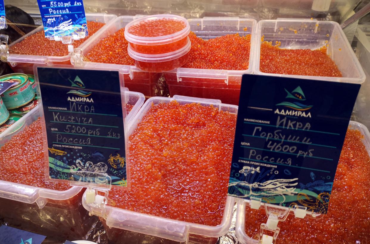 Salmon fish eggs, also known as red caviar in Russia, are pictured at a marketplace in Moscow on November 22, 2021. (Alexander NEMENOV / AFP)