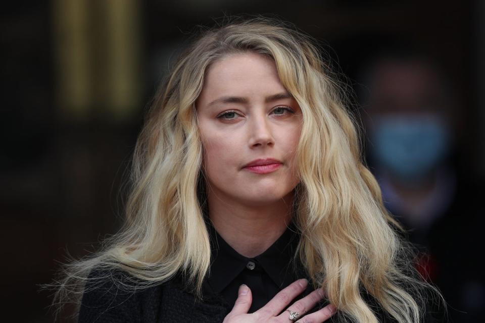 Amber Heard saluda a fans y firma autógrafos en España tras ‘renunciar’ a Hollywood