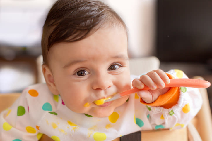 Baby Corp - Adiós a los cambios de ropa después de cada comida. Perfecto  para #blw bebés que están aprendiendo a alimentarse por sí mismos. 👶🏻🌈💕  ✨Babero impermeable con mangas largas y