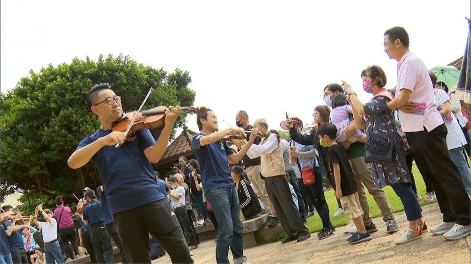 「灣聲樂團」鹿港快閃演出！　施振榮夫婦返鄉力挺