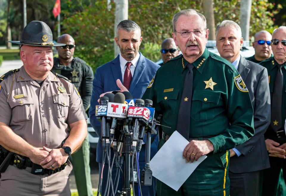 El jefe de policía del Condado Palm Beach, Ric Bradshaw, describe los sucesos ocurridos en Palm Beach, donde una conductora de una SUV atravesó dos puntos de seguridad en el exterior del complejo Mar-a-Lago del presidente Donald Trump, y los agentes de la ley dispararon sus armas contra el vehículo. Detrás de Bradshaw en la rueda de prensa del 31 de enero de 2020, de izquierda a derecha, el mayor de la Patrulla de Carreteras de la Florida, Robert Chandler; George Piro, del FBI, y a la derecha, Brian Swain, del Servicio Secreto.