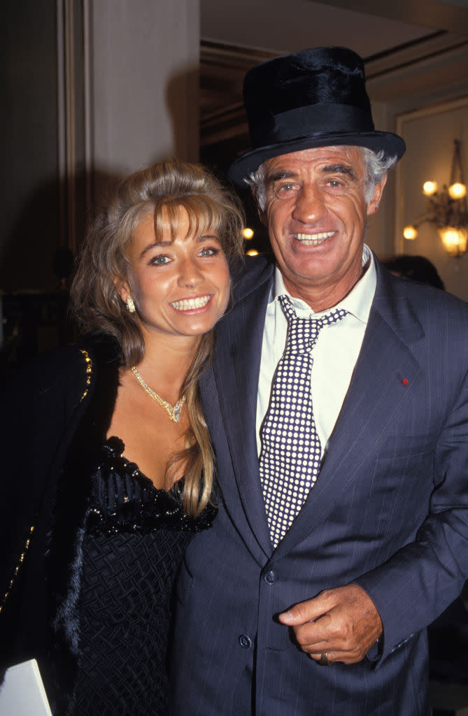 En 1989, Jean-Paul Belmondo fait la rencontre de Nathalie Tardivel dit "Natty", une ancienne Coco girl du Collaro show. Ayant eu vent que celle-ci possédait un yorkshire à qui elle voulait donner une descendance, c'est tout naturellement que "l'homme de Rio" lui présente son propre chien afin de faire connaissance avec la jolie blonde. Immédiatement, le courant passe entre la star de 56 ans et la jeune femme de 24 ans que "Bébel" n'épousera cependant qu'en 2002, soit un an après son AVC. En 2003, le couple se verra comblé par l'arrivée de leur fille, Stella, avant de finalement divorcer d'un commun accord en 2008. (©Patrice PICOT/Gamma-Rapho via Getty Images)