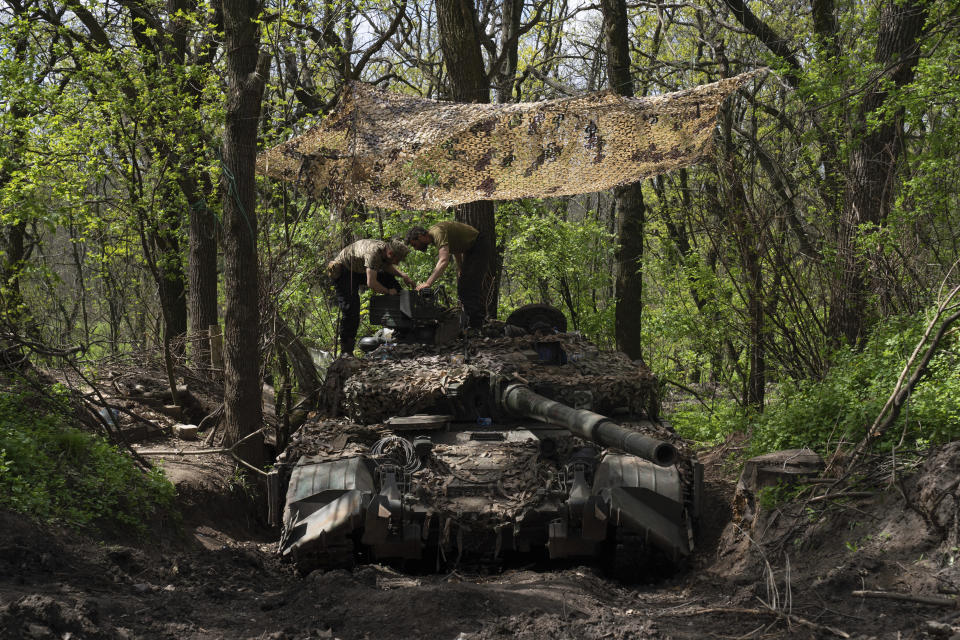 Soldados ucranianos instalan una ametralladora en un tanque en la región de Donetsk, en el este de Ucrania, el miércoles 27 de abril de 2022. (AP Foto/Evgeniy Maloletka)