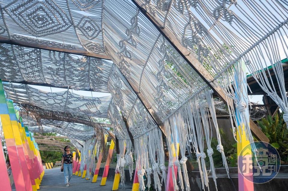台東卑南族編繩藝術家陳錦江，於台東糖廠戶外空間的美麗作品。