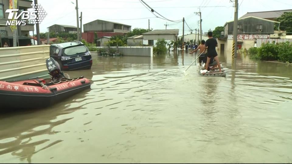 2018年8月南台灣多處地區淹水，車過馬路像渡河。(圖／TVBS資料照)