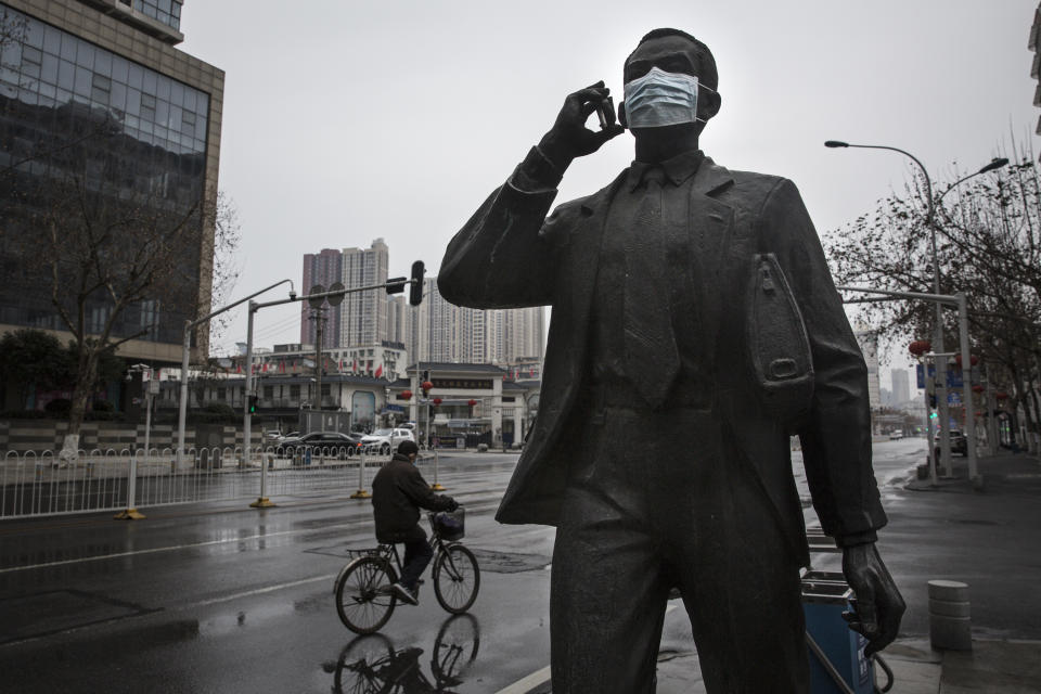 Manche Bürger begegnen der Situation mit Humor: So werden in Wuhan auch Statuen mit den allgegenwärtigen Schutzmasken ausgestattet. (Bild: Stringer/Getty Images)