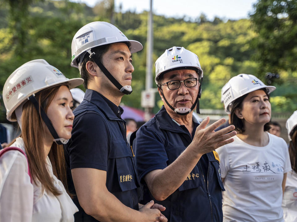 台北市副市長李四川（右2）一句「會做好，但不見得會做滿」，立即引發綠營市議員解讀：難道是要回新北選2026？（圖：蔣萬安臉書）