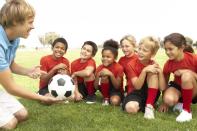 <b>Tutti in campo! (6 anni e oltre)</b><br><br> Lo sport è uno dei momenti di massimo divertimento nella vita di un bambino. Se il vostro piccolo è già un tifoso accanito di calcio (grazie agli insegnamenti del papà) e sogna di diventare una star internazionale, dategliene la possibilità! <b>Tacchetti</b>, <b>uniforme</b> della sua squadra del cuore e <b>pallone di cuoio</b> renderanno il bambino (o la bambina) più felice del mondo! Si può pensare, per completare l'impresa, di abbinare la passione ad un <b>corso</b> che ne disciplini lo sforzo.