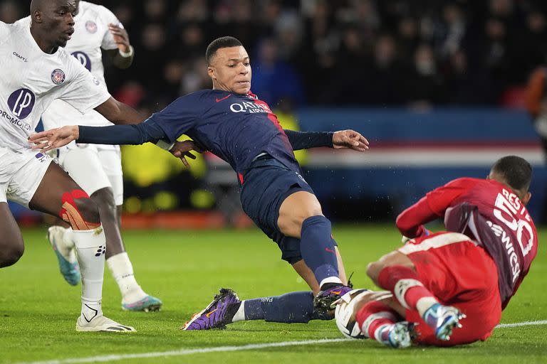 Sin novedades respecto a su futuro futbolístico, Mbappé empezó el año con la puntería intacta; viene de marcar 52 goles en 53 partidos en 2023.