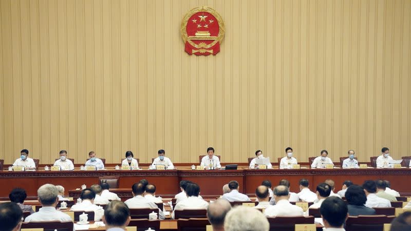 ▲中國全國人大常委會，今（8/11）日決定香港現屆立法議員全體延任不少於1年。（圖／翻攝自《香港01》）