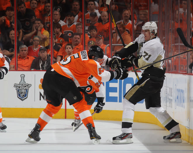 Braydon Coburn (#5), des Flyers de Philadelphie, met en échec le joueur des Penguins Evgeni Malkin, lors du 3e match de la série face aux Penguins. (Photo de Bruce Bennett/Getty Images)