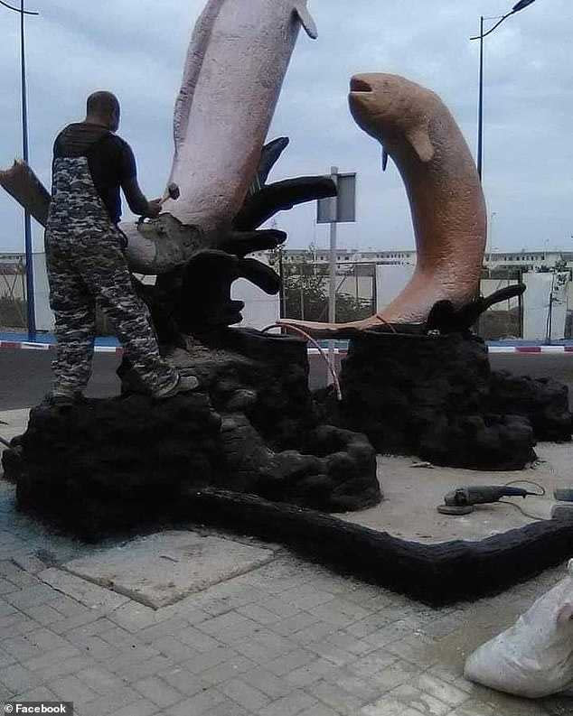 市府緊急派工人拆除雕像。