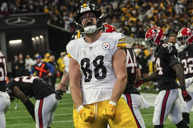 MIAMI GARDENS, FL - OCTOBER 23: Pittsburgh Steelers tight end Pat  Freiermuth (88) runs after he catch during the game between the Pittsburg  Steelers and the Miami Dolphins on Sunday, October 23