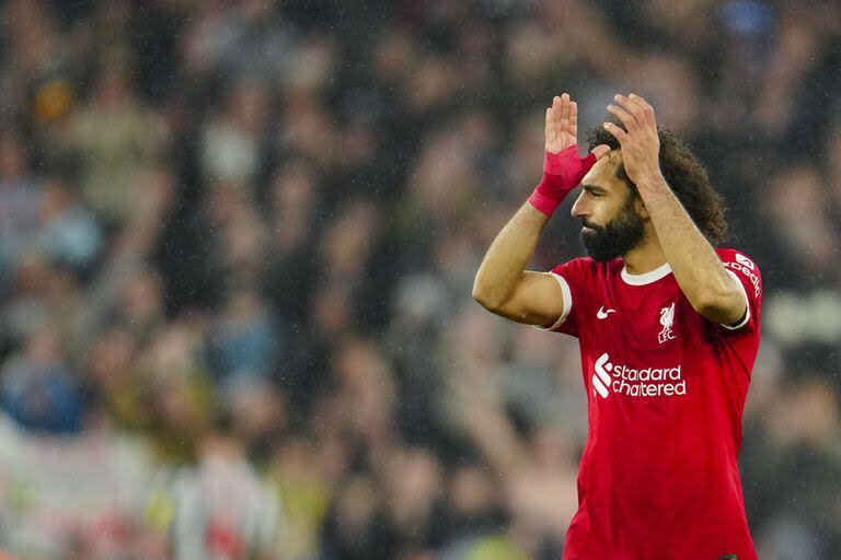 El festejo final de Mohamed Salah tras el 4-2 de Liverpool sobre Newcastle por la Premier League; el egipcio es el quinto futbolista que acumula 150 o más tantos en la liga inglesa.