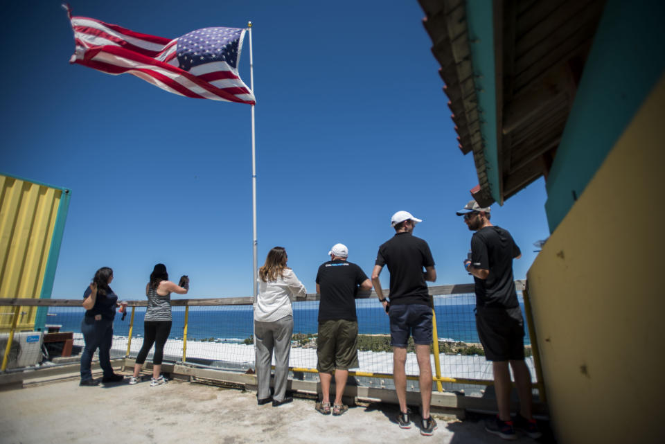 En esta fotografía del 13 de marzo de 2019, miembros del Proyecto OWL (Organización Paradero y Logística por sus siglas en inglés), efectúan una prueba de campo en Isabela, Puerto Rico, para poner en marcha nuevos sistemas que permitan a sobrevivientes comunicarse con las autoridades después de que haya ocurrido un desastre natural. (AP Foto/Carlos Giusti)