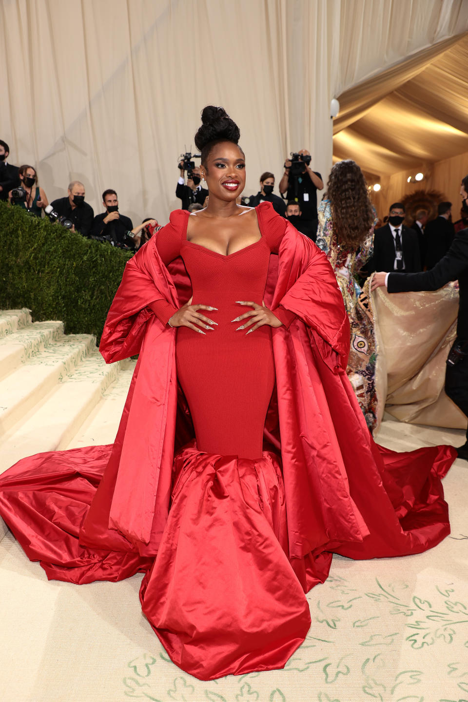 <p>Jennifer Hudson a fait sensation dans sa robe rouge bouffante. (Photo by Dimitrios Kambouris/Getty Images for The Met Museum/Vogue )</p> 