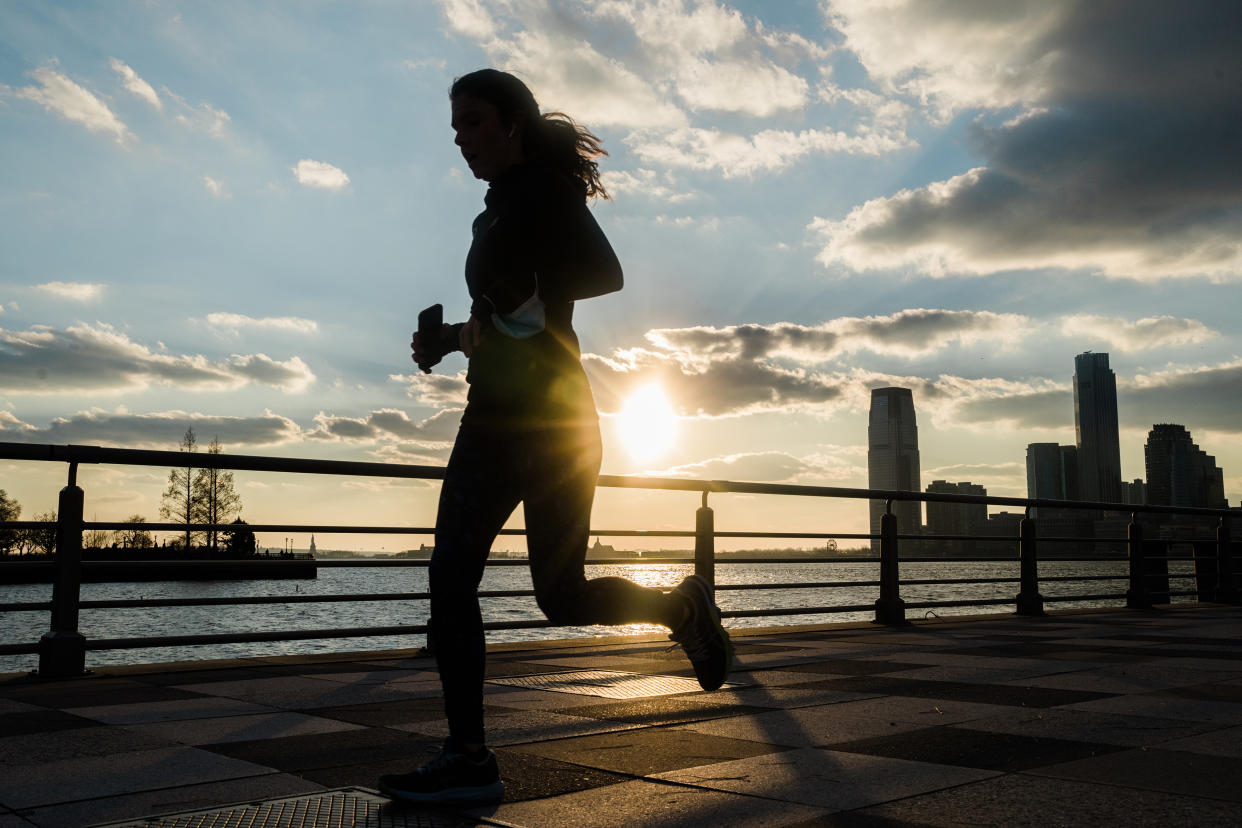 La gente hace ejercicio a lo largo del Hudson River Parkway de Nueva York, el 22 de diciembre de 2021. (Gabriela Bhaskar/The New York Times)
