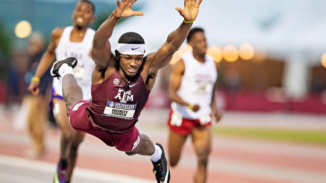 El atleta Infinite Tucker cruzando la línea de meta. Foto: Universidad Texas A&M.