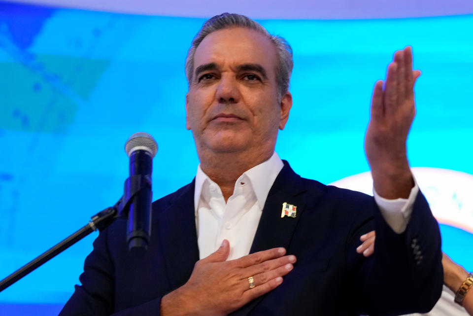 El presidente y candidato a la reelección Luis Abinader se dirige a sus seguidores tras darse a conocer el primer corte de resultados, que lo colocó a la cabeza de las elecciones generales en Santo Domingo, República Dominicana, el domingo 19 de mayo de 2024. (AP Foto/Matías Delacroix)