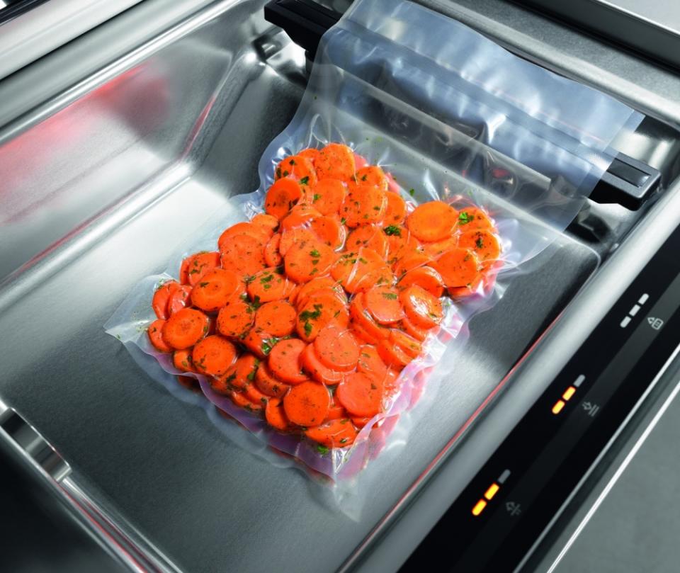 Miele EVS6114 崁入式真空包裝機配有三段真空程度抽取模式，可視食材硬度與烹飪手法選擇。即便是無法承受大力擠壓的精緻食物，如莓果、洋芋片、軟質乳酪與蔬菜等都可輕鬆真空。