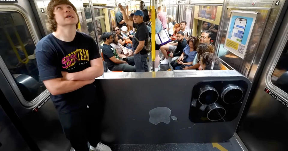 In der Ubahn wird es mit dem Riesen-Phone eng (Screenshot: Youtube/Matthew Beem)