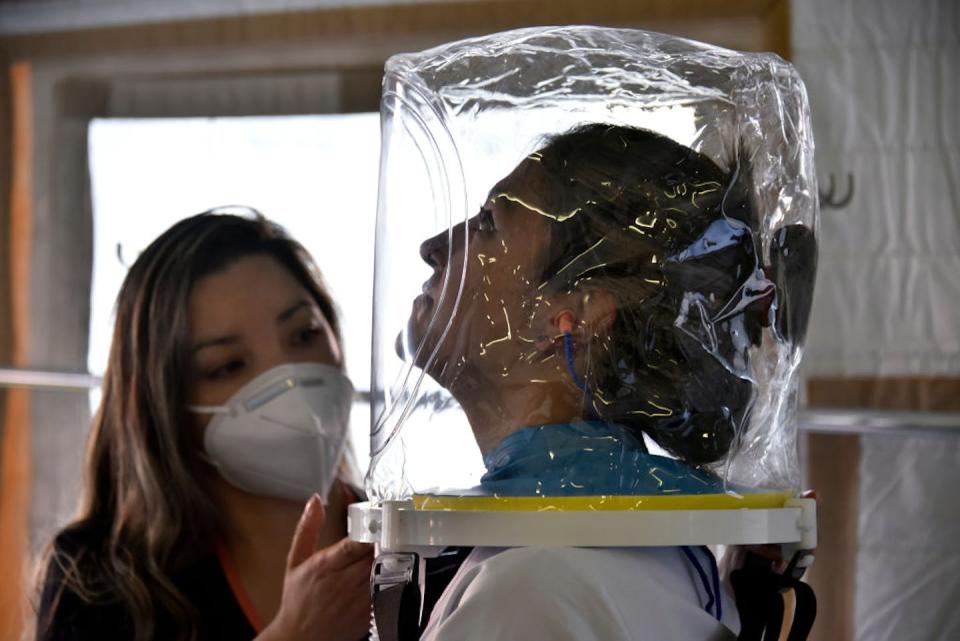 Patients with acute respiratory distress syndrome due to COVID-19 may be treated with a helmet that provides oxygen, reducing the need for intubation. <a href="https://www.gettyimages.com/detail/news-photo/health-workers-test-a-helmet-that-allows-injecting-oxygen-news-photo/1297081646" rel="nofollow noopener" target="_blank" data-ylk="slk:Guillermo Legaria/Stringer via Getty Images News;elm:context_link;itc:0;sec:content-canvas" class="link ">Guillermo Legaria/Stringer via Getty Images News</a>