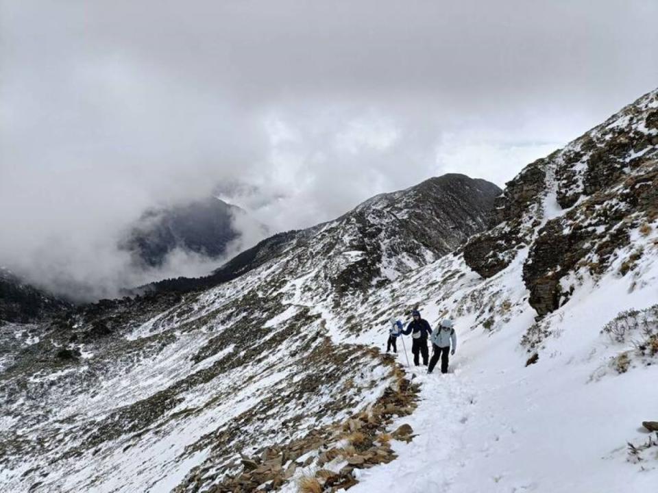 雪山積雪達5公分，雪管處籲山友小心結冰路滑。（圖：雪管處提供）