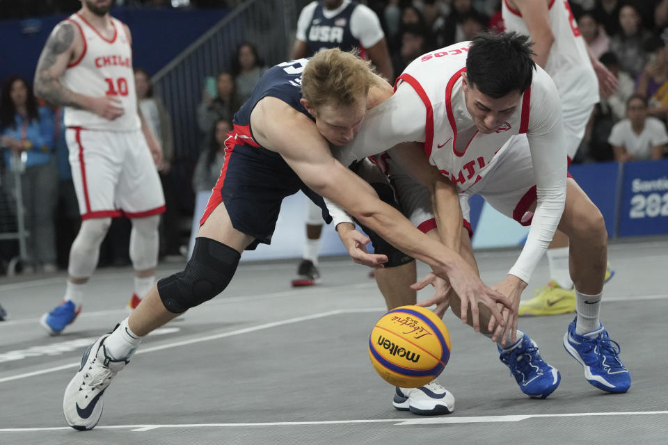 The United States´ Canyon Barry, left, and Chile's Daniel Arcos play in men's 3x3 basketball gold medal match of the Pan American Games in Santiago, Chile, Monday, Oct. 23, 2023. (AP Photo/Dolores Ochoa)