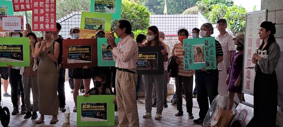 ▲社團法人台灣動物方舟協會及台灣動物共生聯盟等動保團體及關心民眾，今日齊聚台北市議會，表達以要求「餵食管理」取代「禁止餵食」之動保訴求。