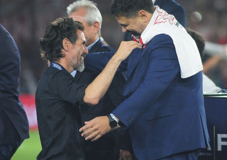 Estudiantes campeón de la Copa Argentina: Eduardo Domínguez durante la premiación