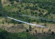 Foto dr archivo. Aviones de la Policía Nacional de Colombia esparcen herbicida glifosato sobre plantaciones de hoja de coca en San Miguel, departamento del Putumayo, cerca a la frontera con Ecuador