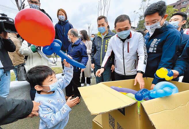 新北市長侯友宜（右三）15日視察中和壽德公園優化工程成果，並在現場發放氣球與小朋友互動。（呂健豪攝）