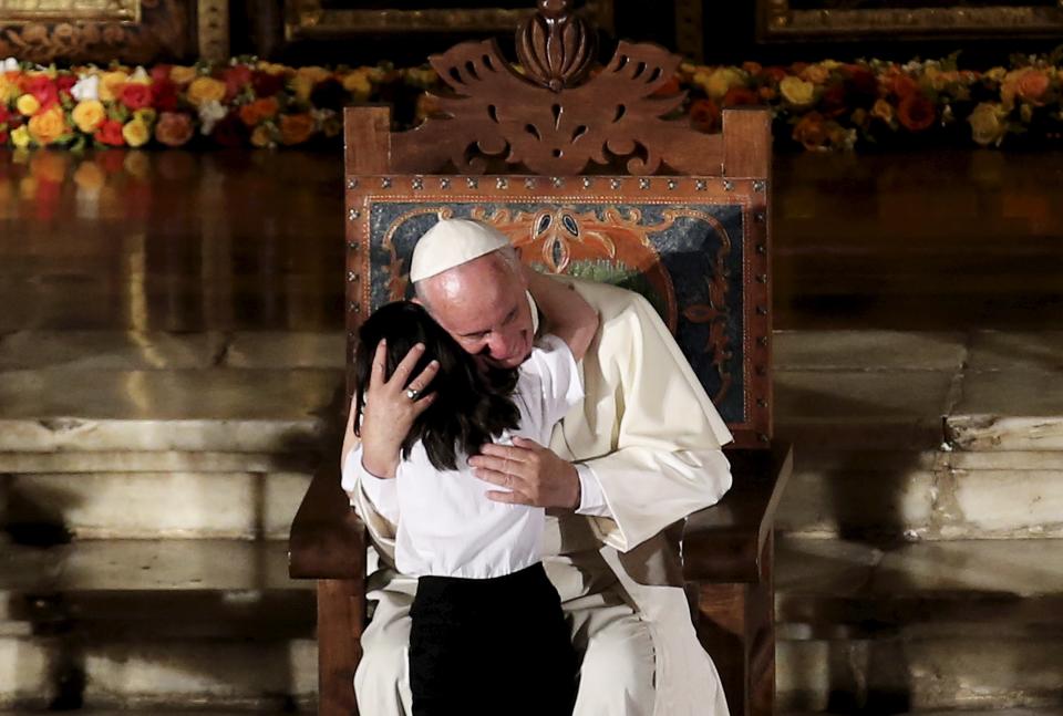 En la imagen, el Papa es saludado por una niña en la Iglesia de San Francisco en Quito, el 7 de julio de 2015. Antes del encuentro con la sociedad civil, el Papa habló ante unos cinco mil estudiantes y académicos en la Universidad Católica del Ecuador, ante los que también hizo una fuerte defensa del medioambiente. REUTERS/Alessandro Bianchi