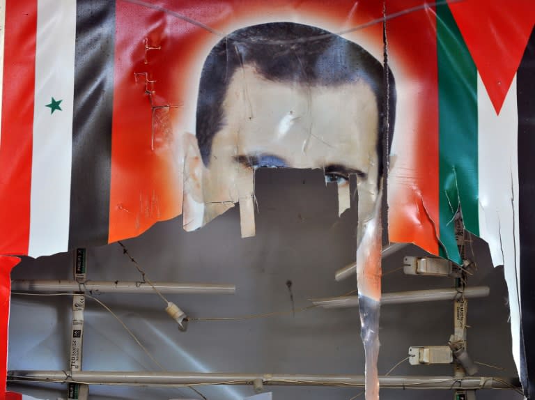 Portrait déchiré du président syrien Bachar al-Assad dans une localité syrienne proche de la Turquie, le 10 novembre 2012