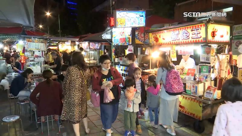 新北地區的夜市附近房價較高，台北地區卻相反。