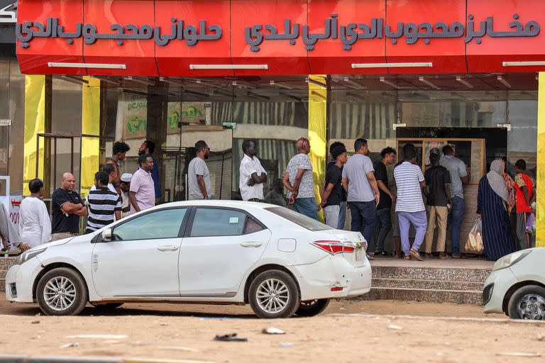 Colas para comprar comida en JArtum en plena revuelta en Sudán. (AFP)