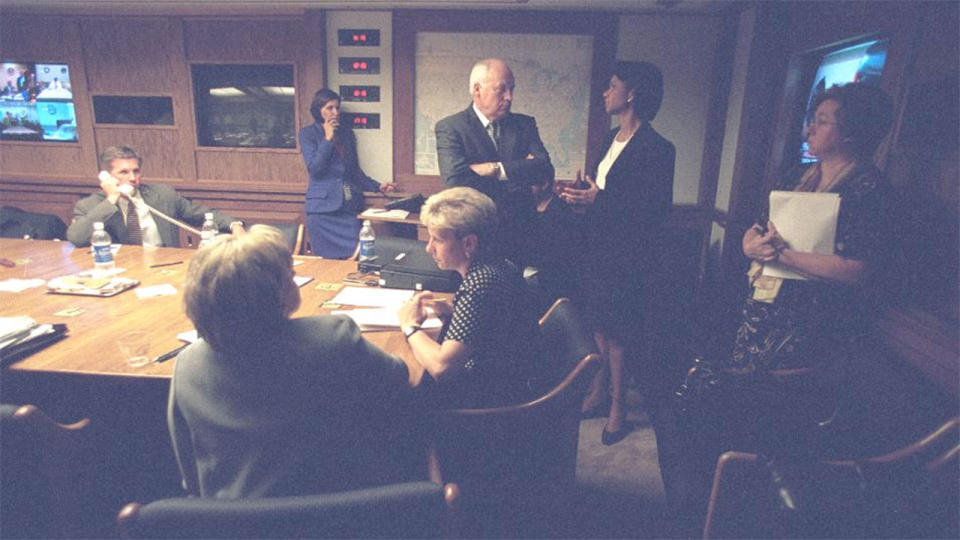 El presidente y su gabinete reunidos en el búnker debatiendo la reacción a los atentados del 9/11. Photo: The US National Archives