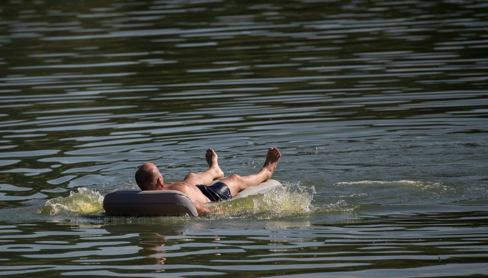 <p>Ein Mann schwimmt auf dem Aileswasensee beim baden-württembergischen Neckartailfingen auf einer Luftmatratze. (Bild: Sebastian Gollnow/dpa) </p>