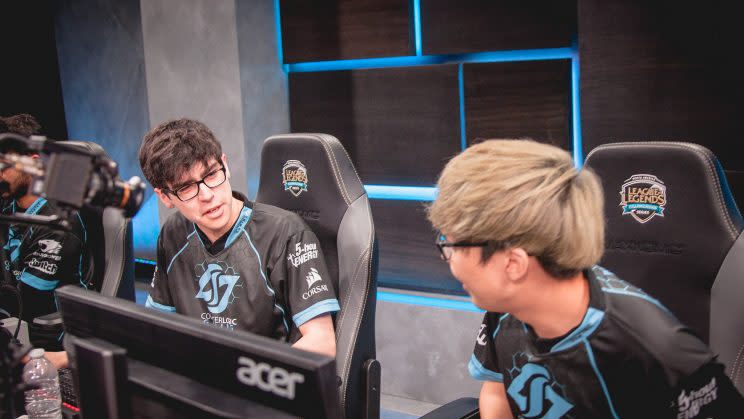 Joshua “Dardoch” Hartnett chats with Choi “Huhi” Jae-hyun (Riot Games/lolesports)