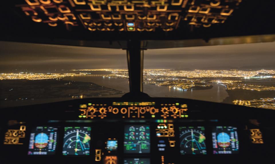 <p>Santiago Borja siempre sube a la cabina de los aviones que pilota acompañado de una cámara Nikon dispuesto a capturar los fenómenos meteorológicos que se encontrará en sus viajes.<br>(Foto: © 2018 Santiago Borja. All rights reserved. <a rel="nofollow noopener" href="http://www.santiagoborja.com" target="_blank" data-ylk="slk:www.santiagoborja.com;elm:context_link;itc:0;sec:content-canvas" class="link ">www.santiagoborja.com</a>). </p>