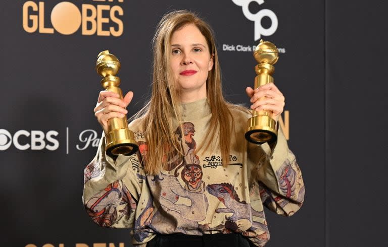 La directora  Justine Triet posa en los Globos de Oro, en enero último, con sus dos premios, mejor guion y mejor película en idioma no inglés por Anatomía de una caída