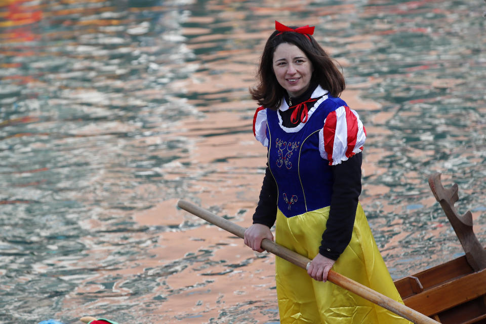 Lo spettacolo ha celebrato l'incontro tra 2 elementi, acqua e aria, con acrobati e giocolieri, mangiatori di fuoco e ballerine. Nel Rio di Cannaregio hanno sfilato una decina di imbarcazioni. Il suono degli archi ha accompagnato lo show. Un giocoliere ha maneggiato il fuoco, seguito dalle evoluzioni di un ballerino dentro una bolla. Poi le note di 'Sound of Silence' hanno accompagnato la coreografia di una danzatrice dentro una sfera trasparente mentre un acrobata, su un braccio meccanico, ha volteggiato sospeso nell'aria. (AP Photo/Antonio Calanni)