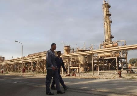 Workers walk past the north gas company on the outskirts of Kirkuk February 2, 2015. REUTERS/Ako Rasheed