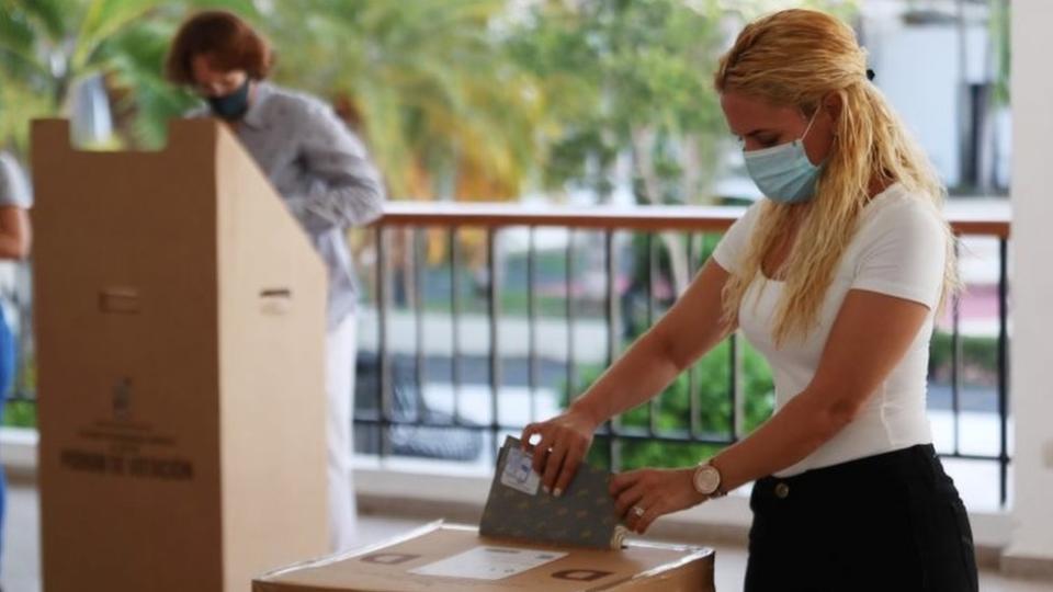 Mujer votando en República Dominicana.