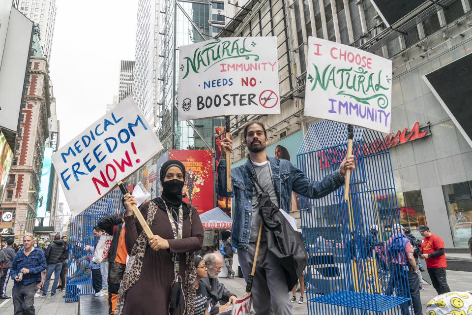 Protestas en Times Square, Nueva York, en cintra de los mandatos de vacunaci&#xf3;n. (Foto: Lev Radin/Pacific Press/LightRocket via Getty Images)
